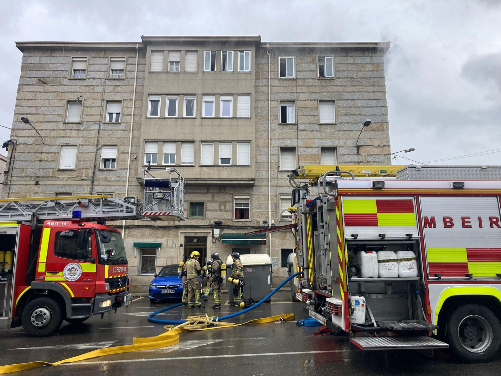 Edificio afectado por el incendio en el barrio de O Couto.