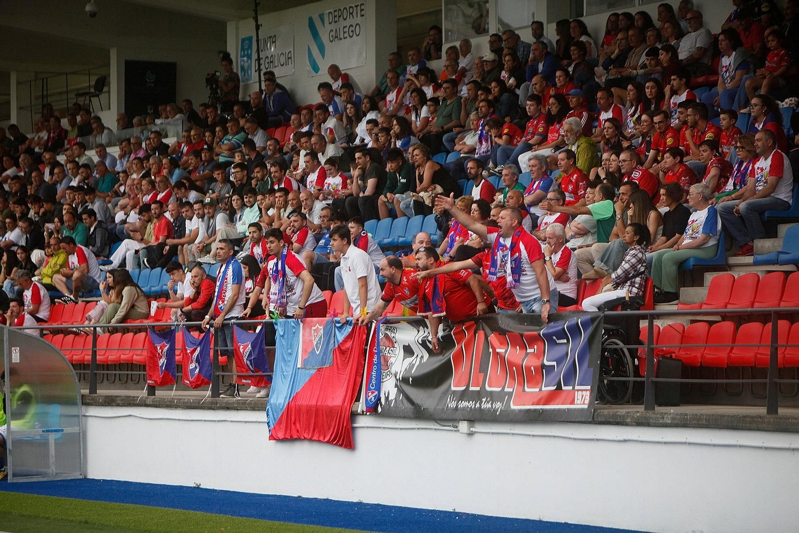 La afición en las gradas animando a los jugadores.