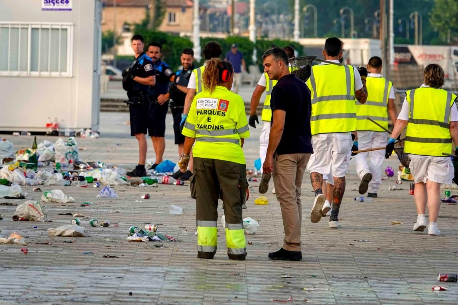 Galería | La resaca de San Xoán 2026 deja toneladas de residuos en Samil y Panxón