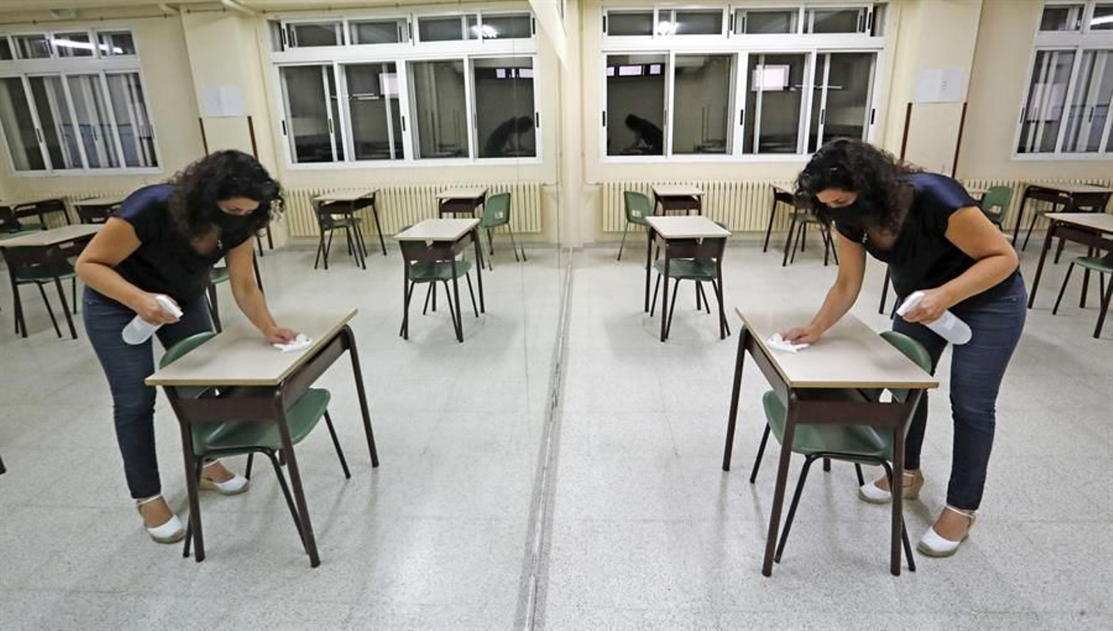 Limpieza en un centro educativo de Galicia (EFE).