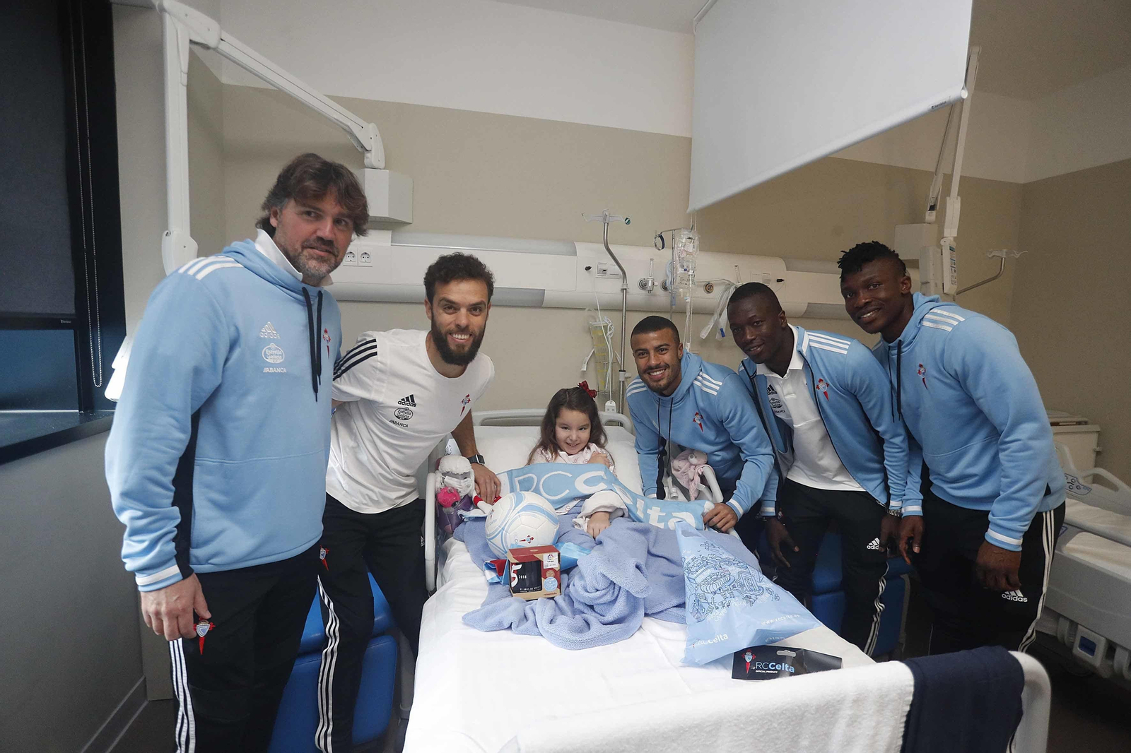 La plantilla del Celta visitó pediatría del Hospital Álvaro Cunqueiro