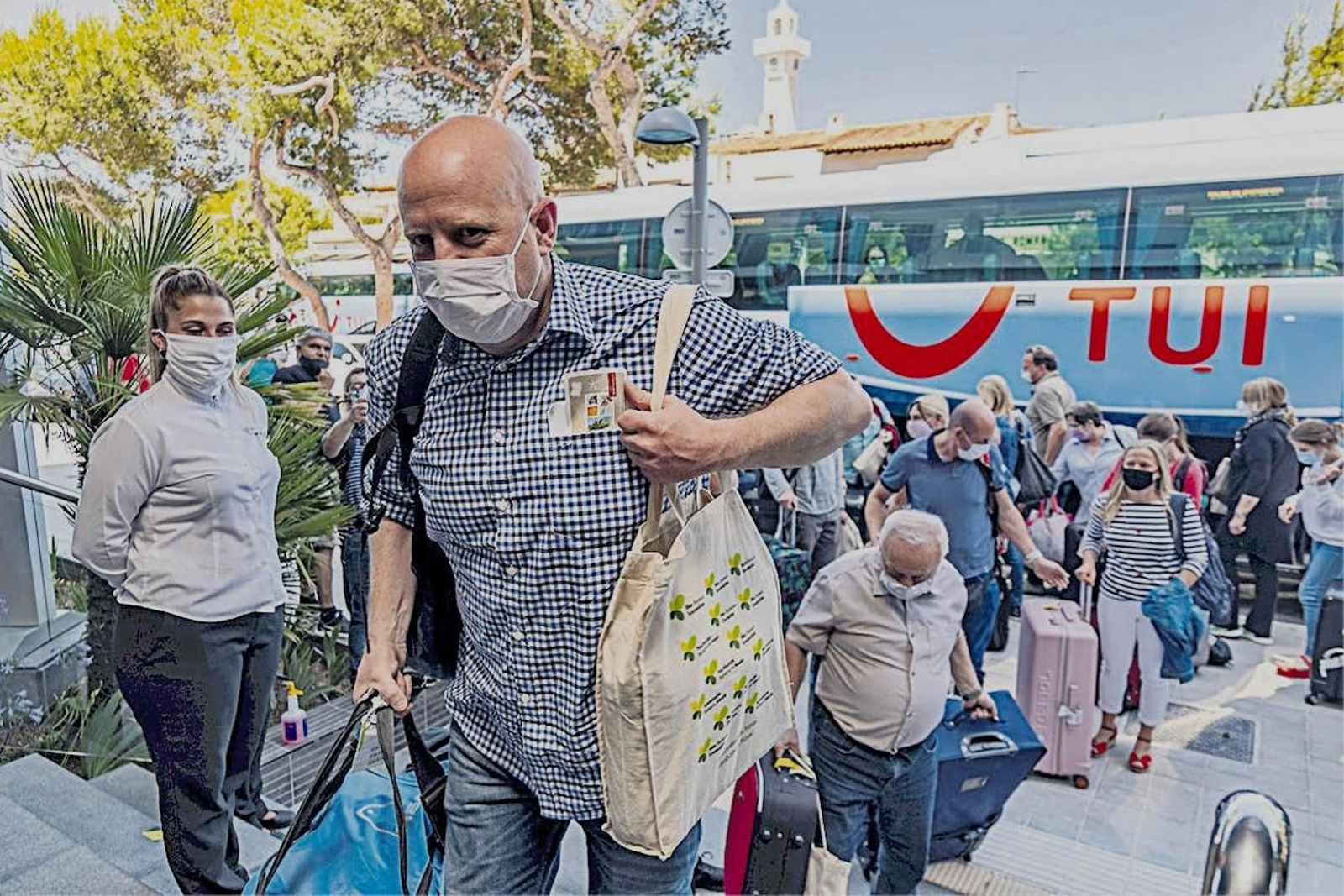 Un grupo de alemanes, a su llegada de viaje a Mallorca.