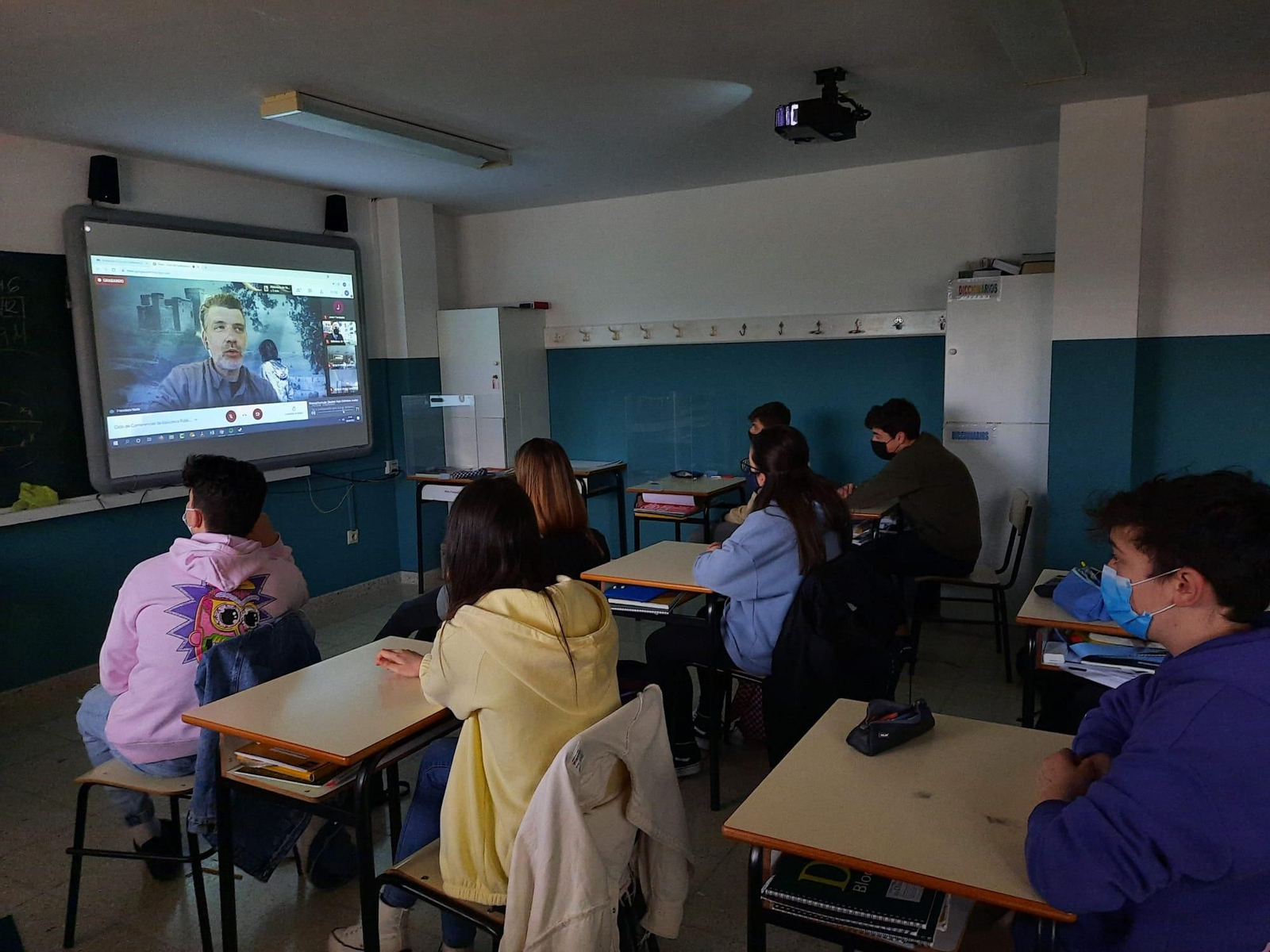 Alumnos do María Inmaculada escoitando a Narla. (Foto: cedida).
