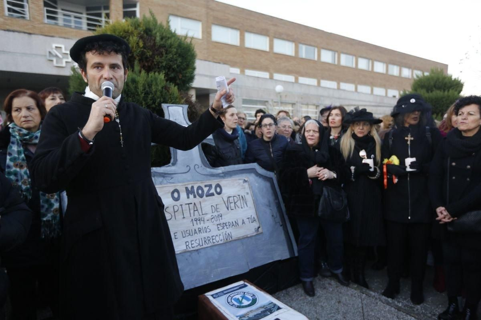 El responso, parte imprescindible del 'funeral'. //X.Fariñas