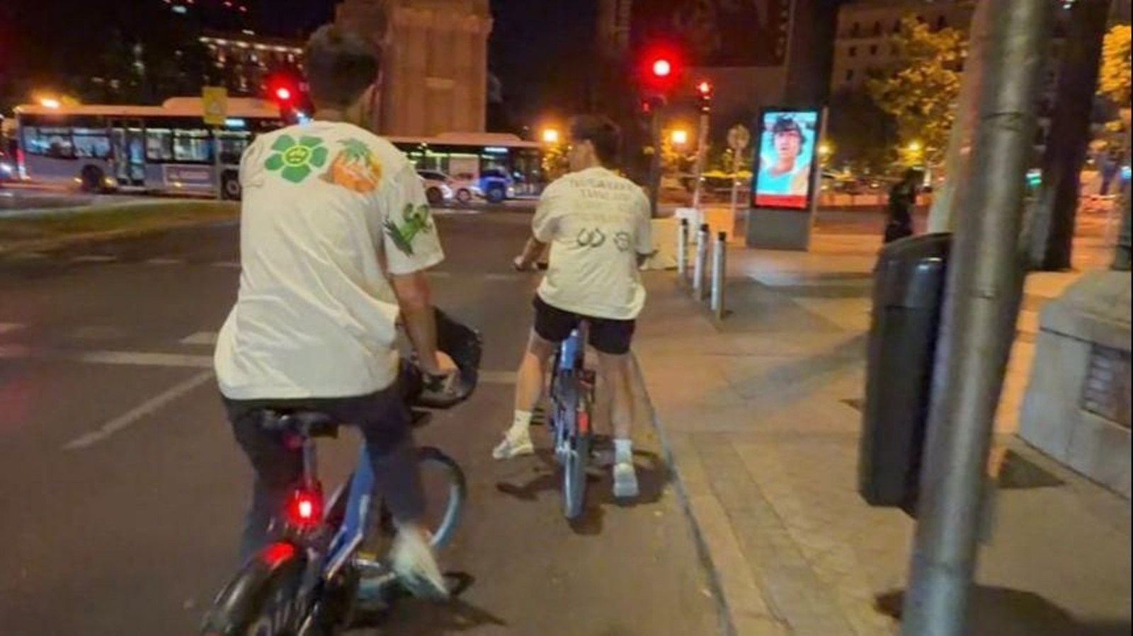 La UD Ourense en bicicleta por la capital.