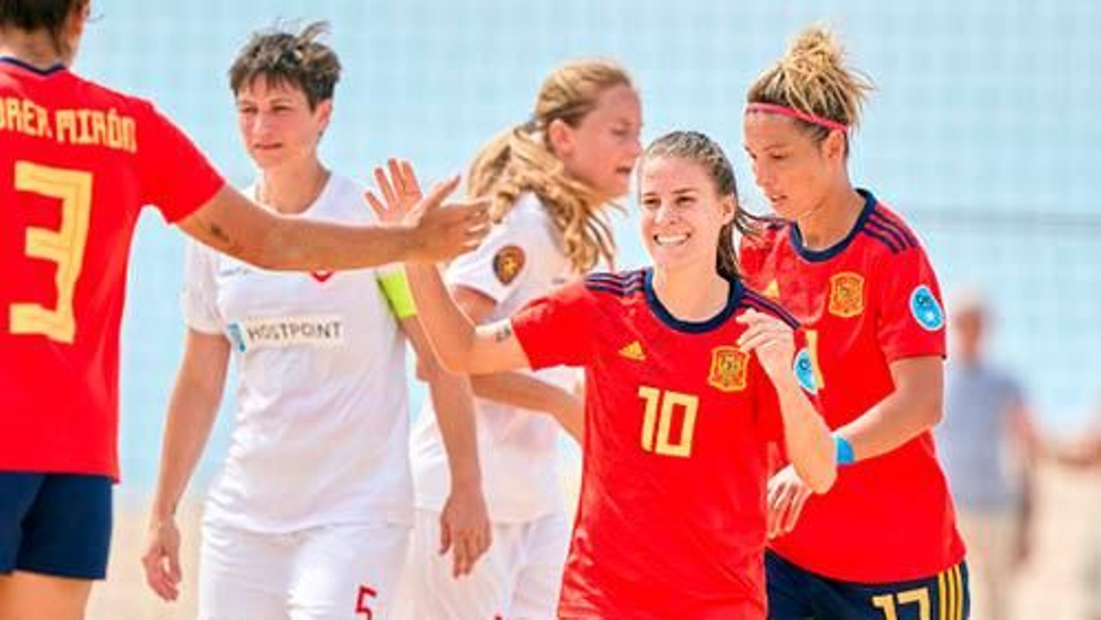 Jugadoras de España celebran un gol en el partido contra Suiza.