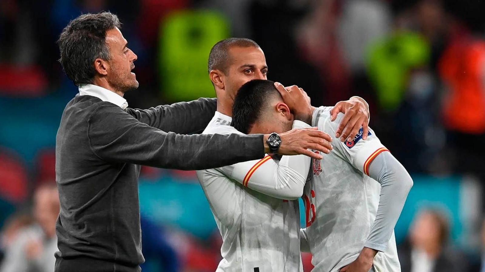 Luis Enrique y Thiago consuelan a Pedri tras la tanda de penaltis del pasado martes. // EFE