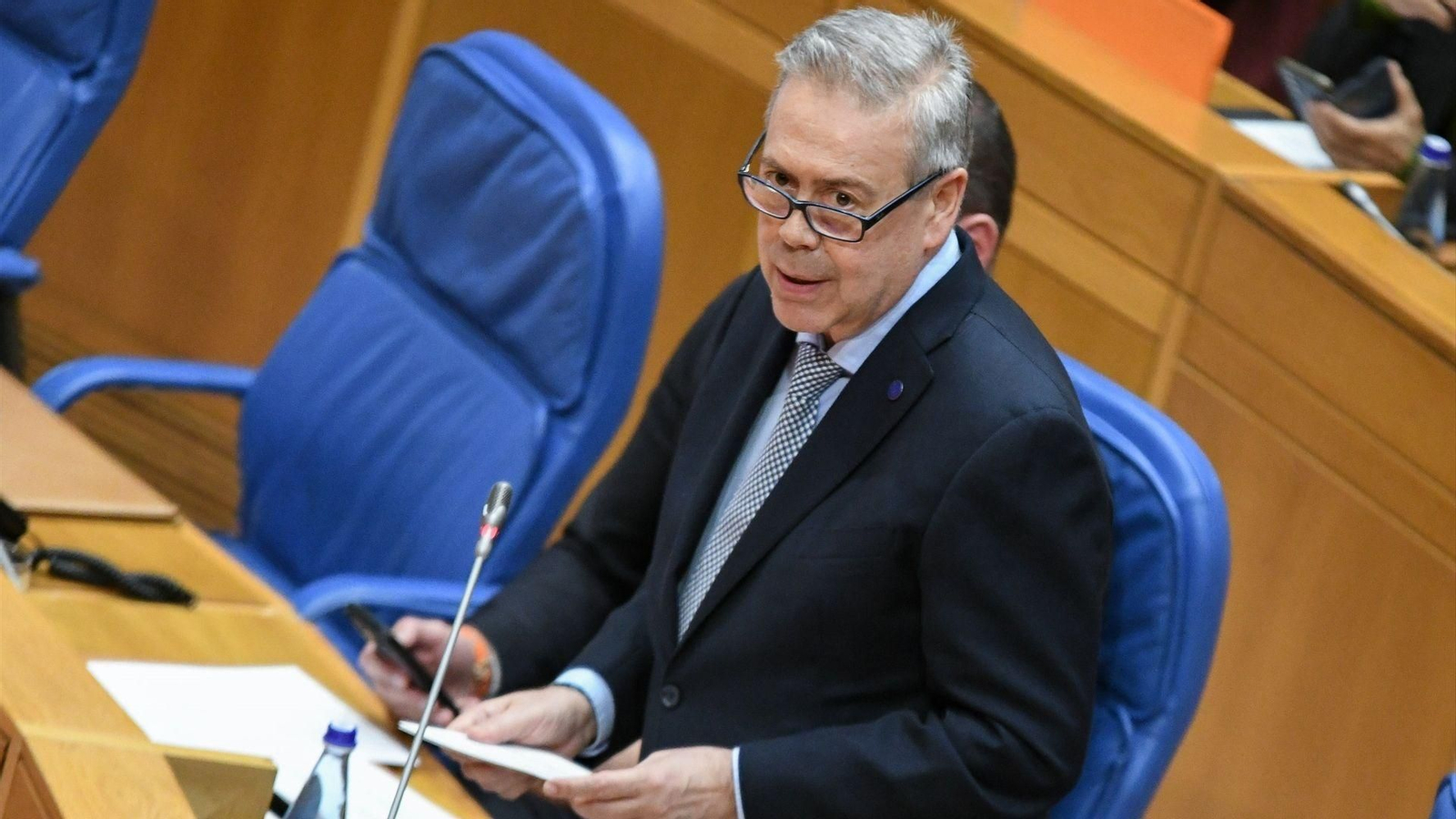 El conselleiro de Sanidade, Antonio Gómez Caamaño, en el pleno del Parlamento de Galicia.