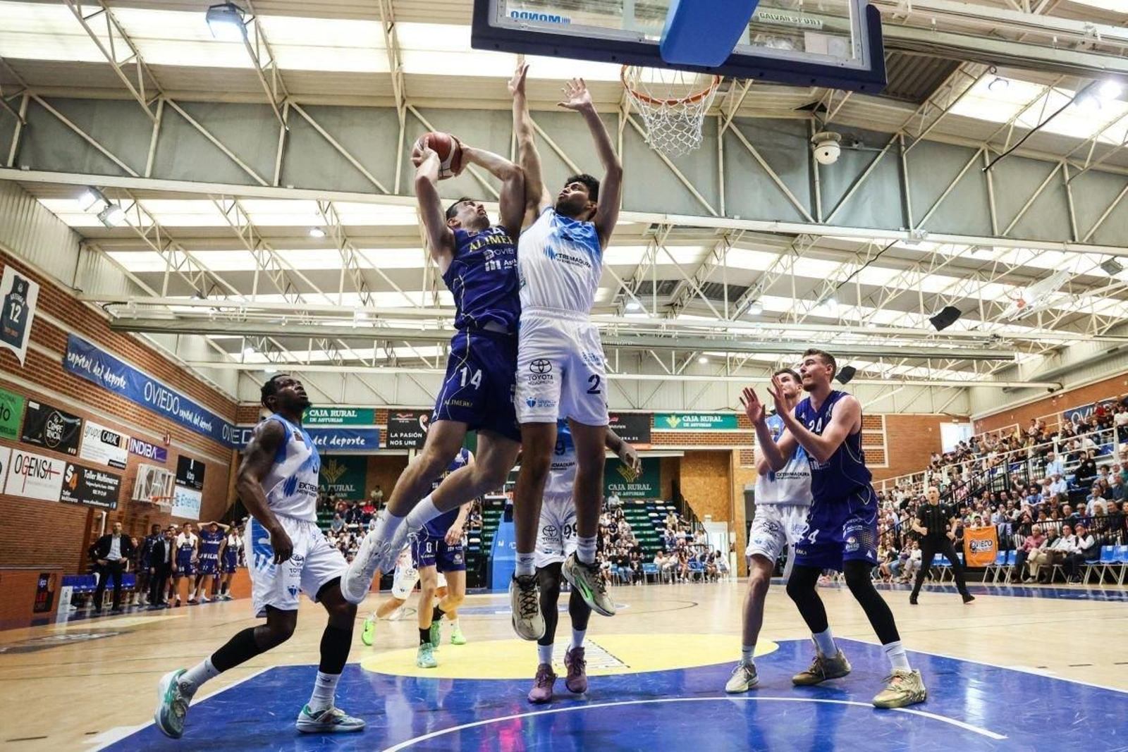 El jugador mexicano del Cáceres, Gael Bonilla, trata de taponar al del Oviedo Mikel Sanz.