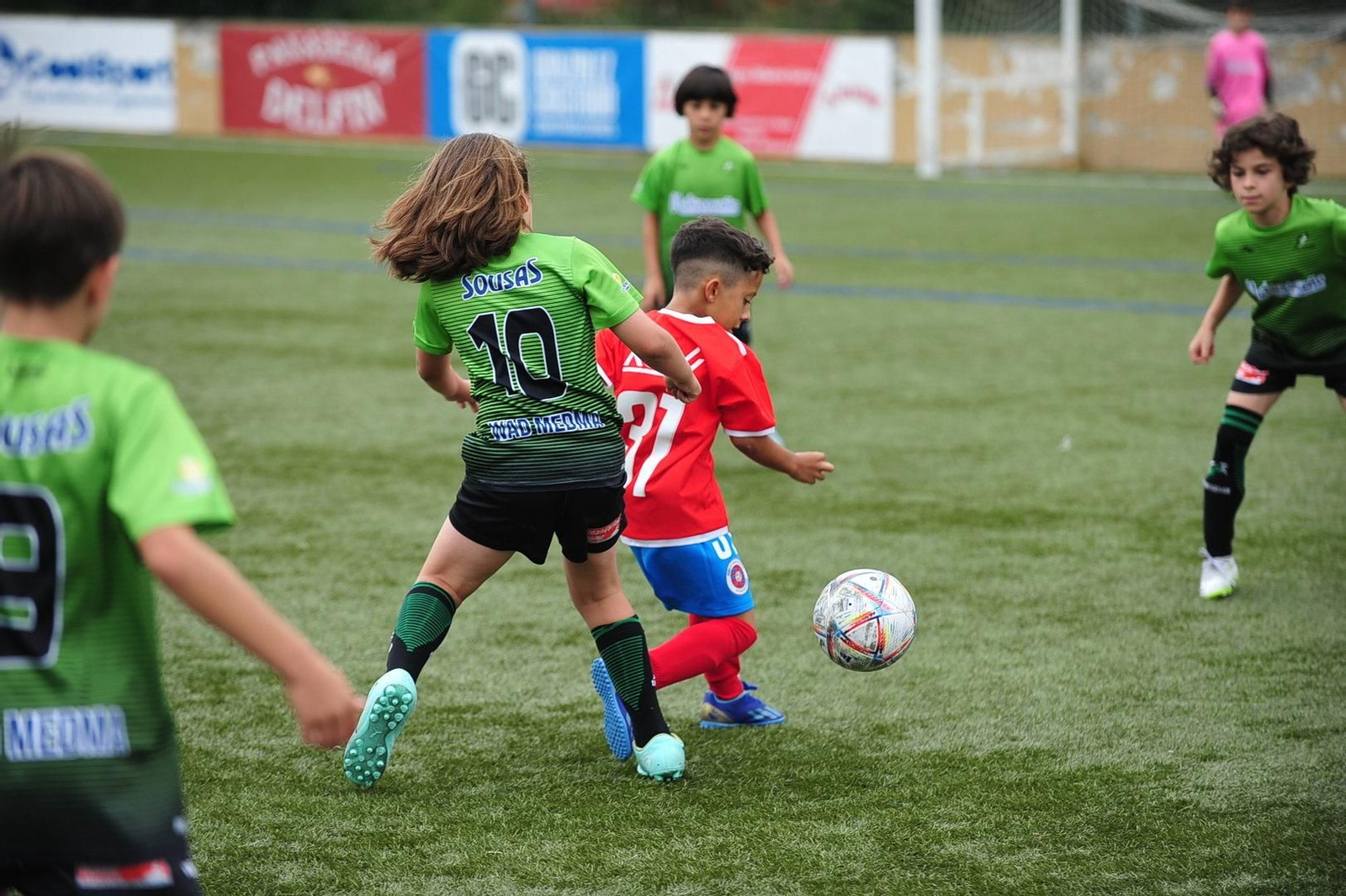 Una de las acciones en uno de los partidos de la categoría benjamín