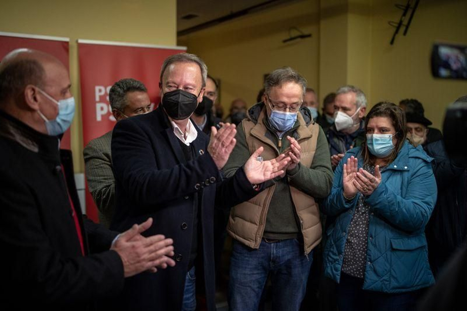 Villarino, junto a su equipo tras conocerse su triunfo. Detrás asoma Xosé Rúas (ÓSCAR PINAL).