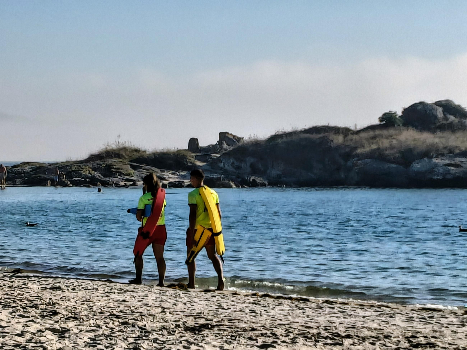 Socorristas en la playa de Areas el pasado septiembre.