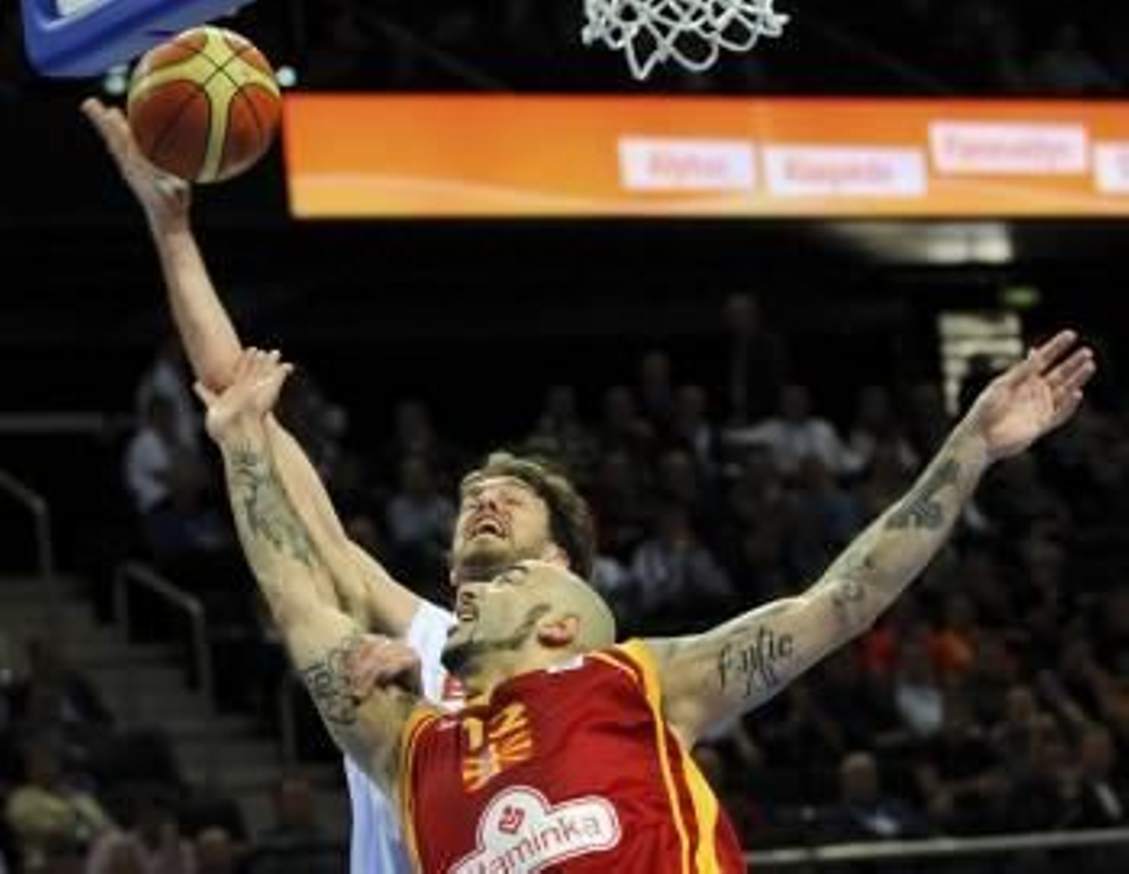 Pau Gasol intenta anotar ante la oposición de Pero Antic (Foto: EFE)