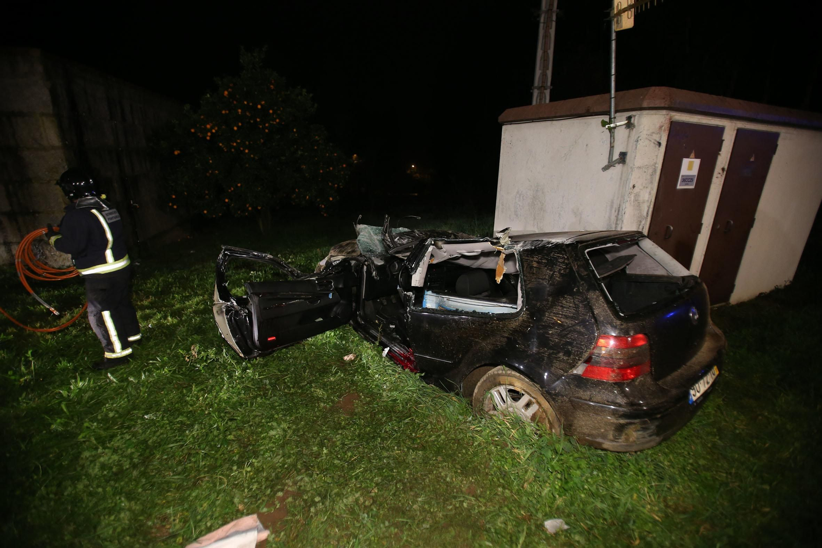 Bomberos de Ponteareas han tenido que excarcelar a un joven piloto esta madrugada // Alberte