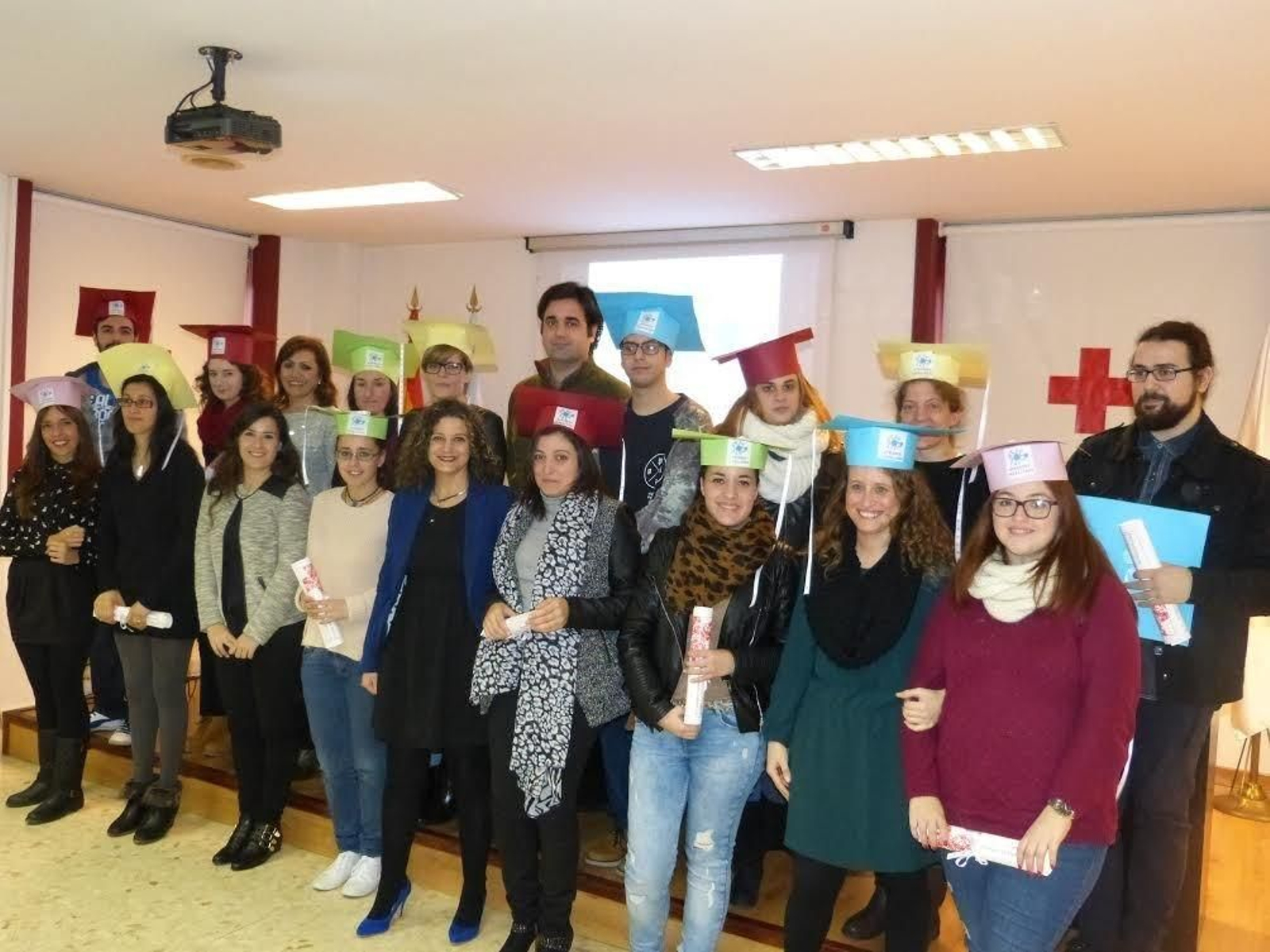 Foto de los participantes en el proyecto con el presidente de Cruz Roja, José Luis Santos-Ascarza.