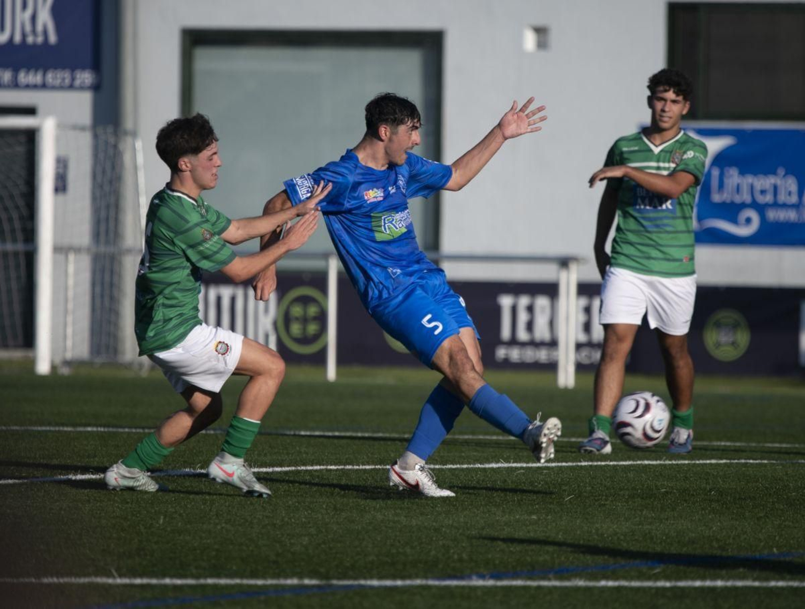 Álex Fernández, defensa del Barbadás, da un pase.