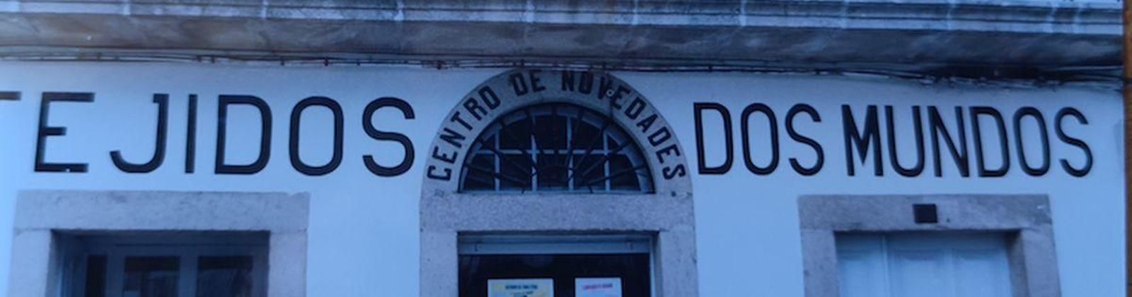 La pared como soporte del “Centro de Novedades” de Viana do Bolo en 1999.
