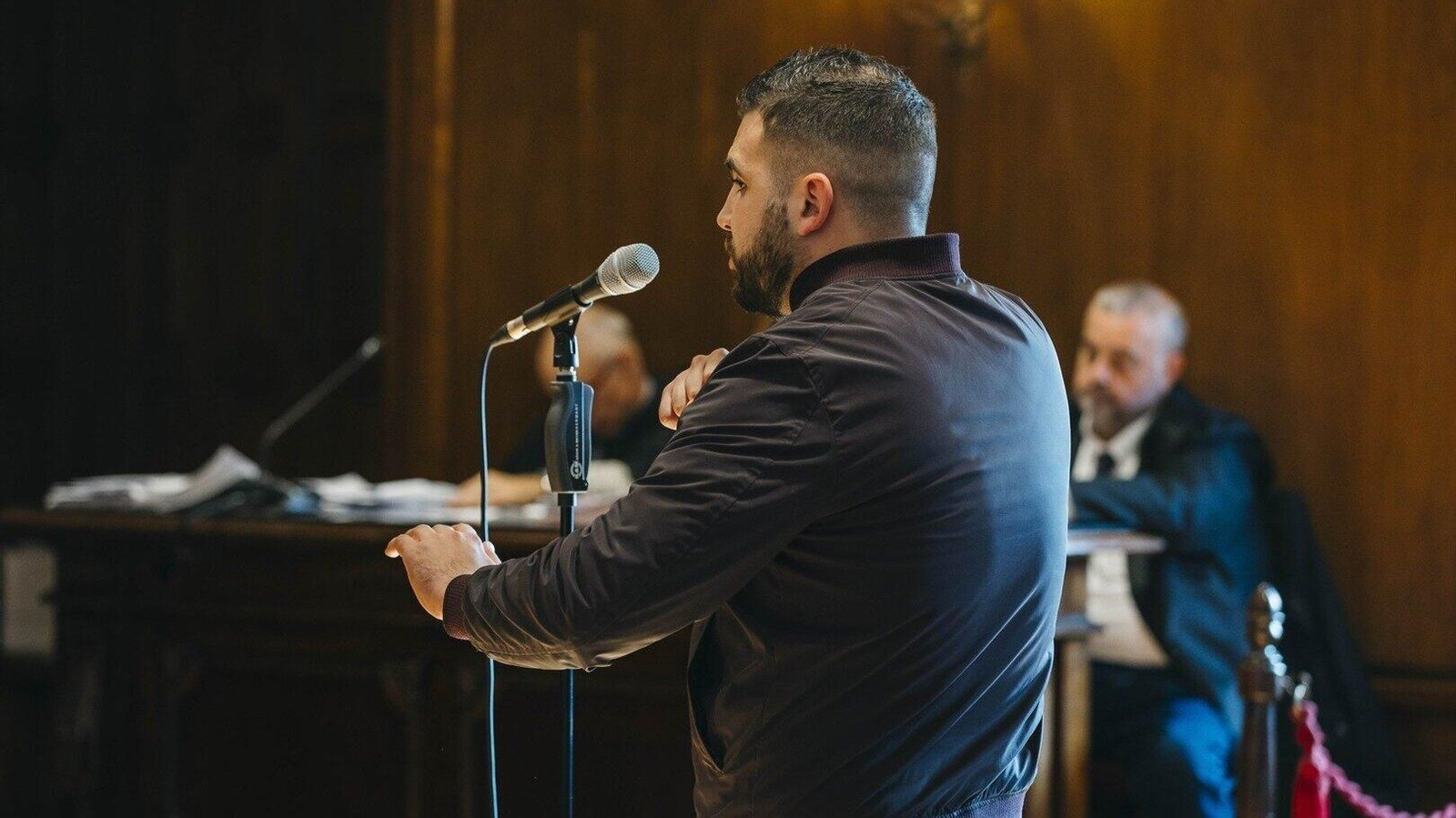 El acusado interviene durante el juicio por delito de intento de asesinato por agredir a un periodista, en la Audiencia Provincial de Pontevedra (Foto: EP).