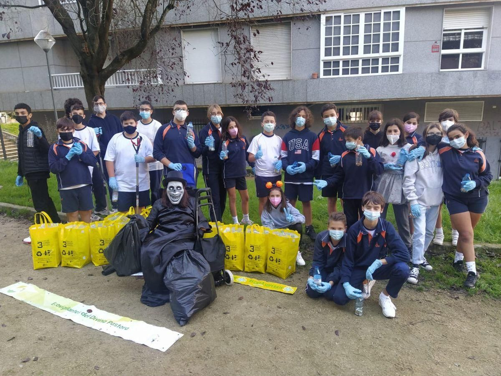 Franciscanas. Os Ecovixiantes tamén limparon en Samaín.