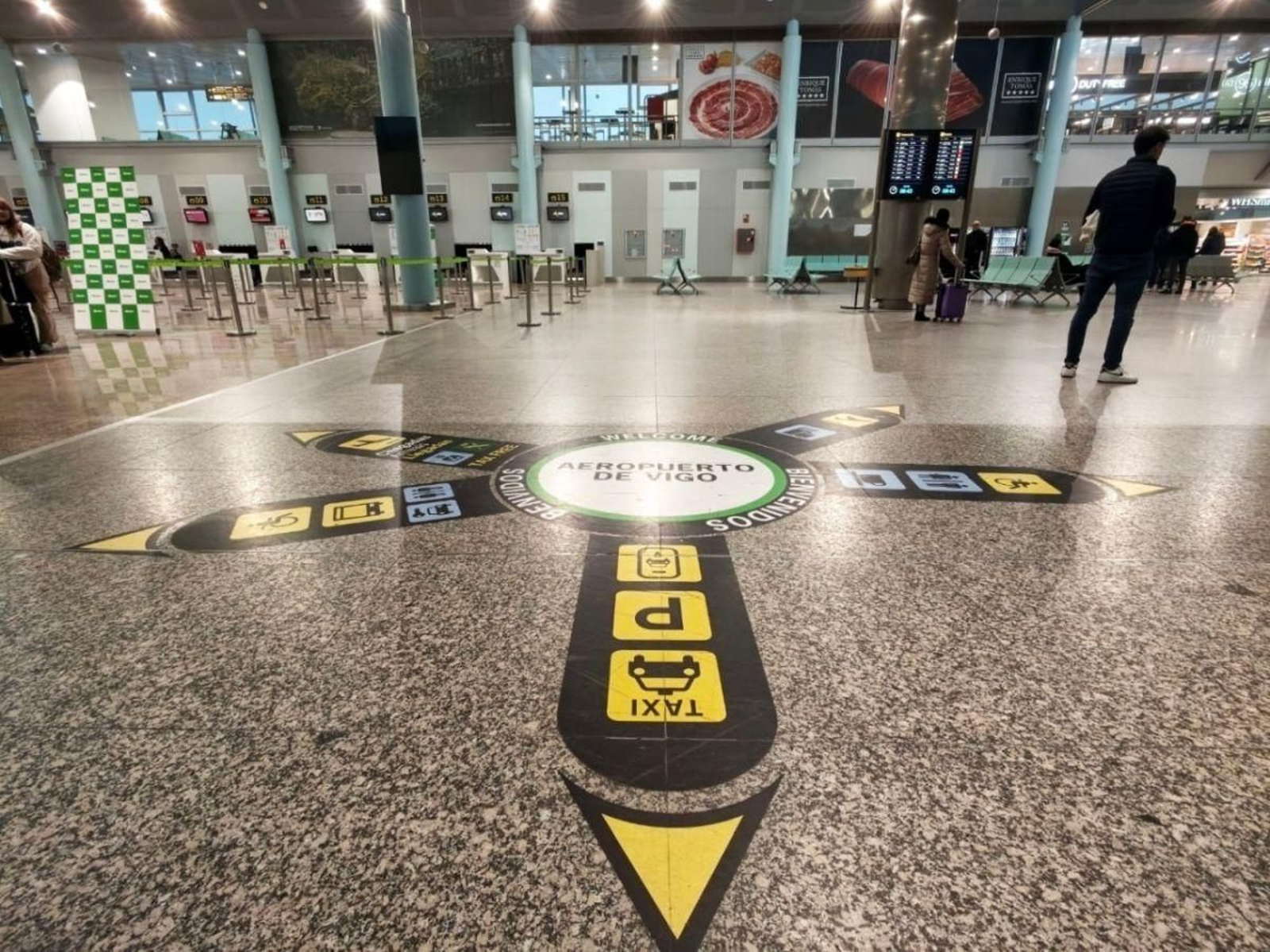 Interior del aeropuerto de Vigo, con la sala de espera y facturación al fondo