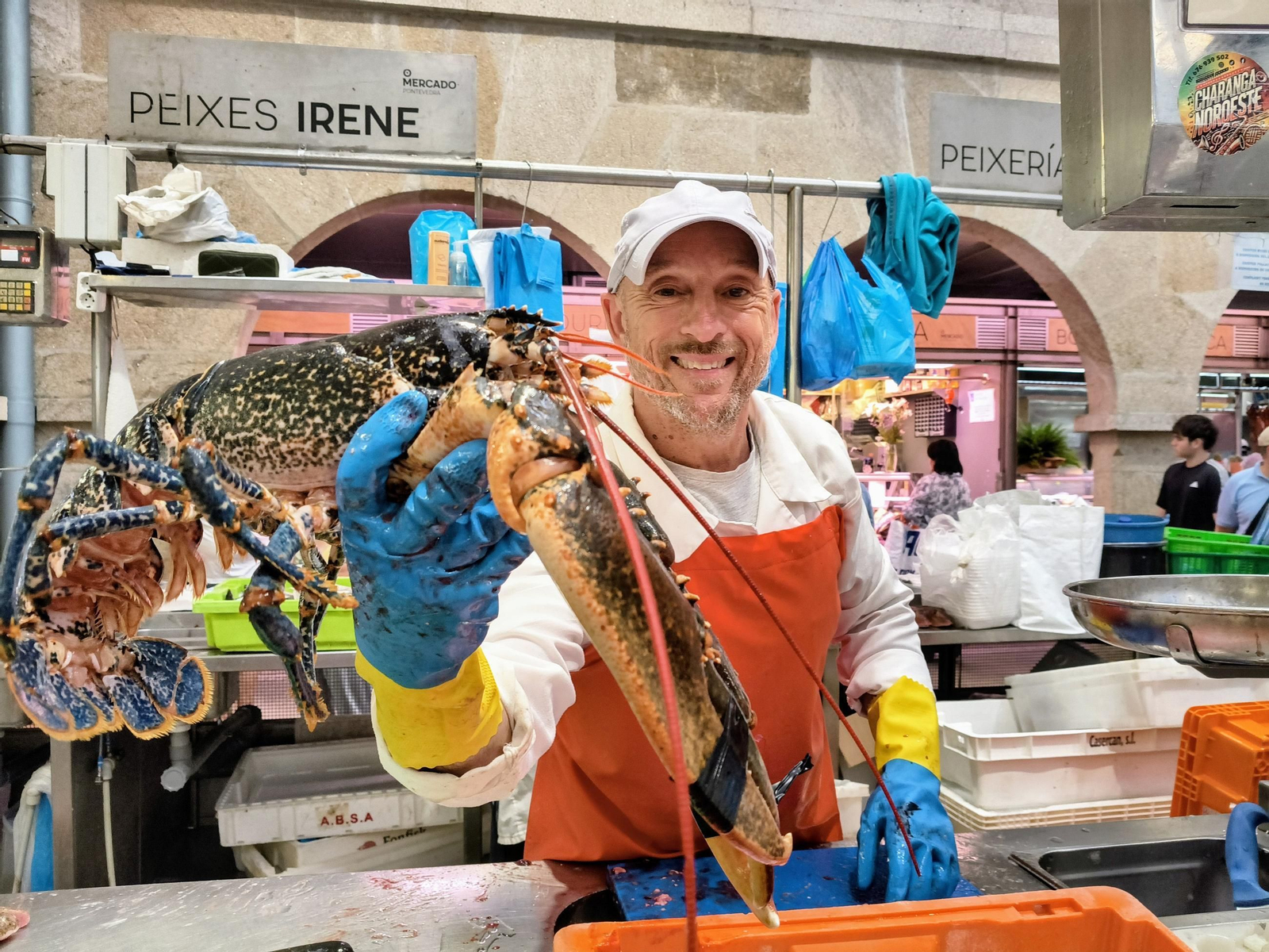 Santiago Pesqueira, del puesto de pescados y mariscos Cachadas, muestra uno de los bogavantes.
