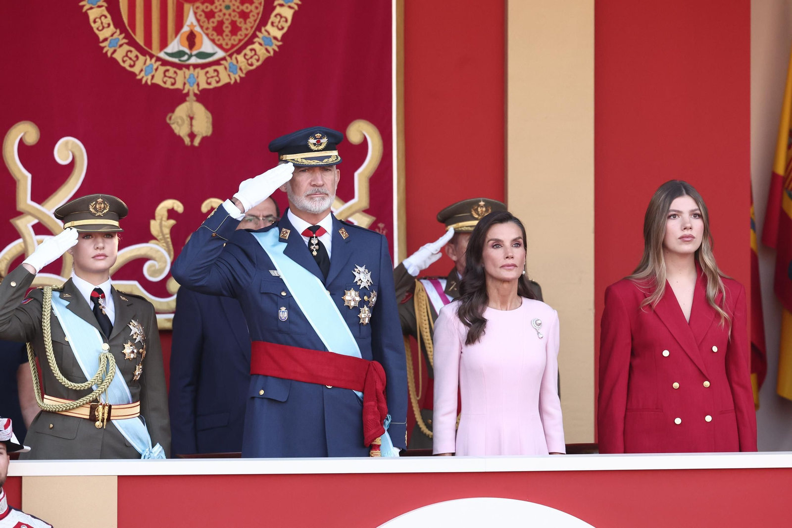 EuropaPress_7840602_i_d_princesa_leonor_rey_felipe_vi_reina_letizia_infanta_sofia_acto_solemne
