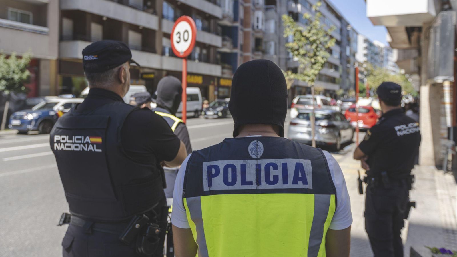 Policía en la redada realizada en A Saínza dentro del macrooperativo