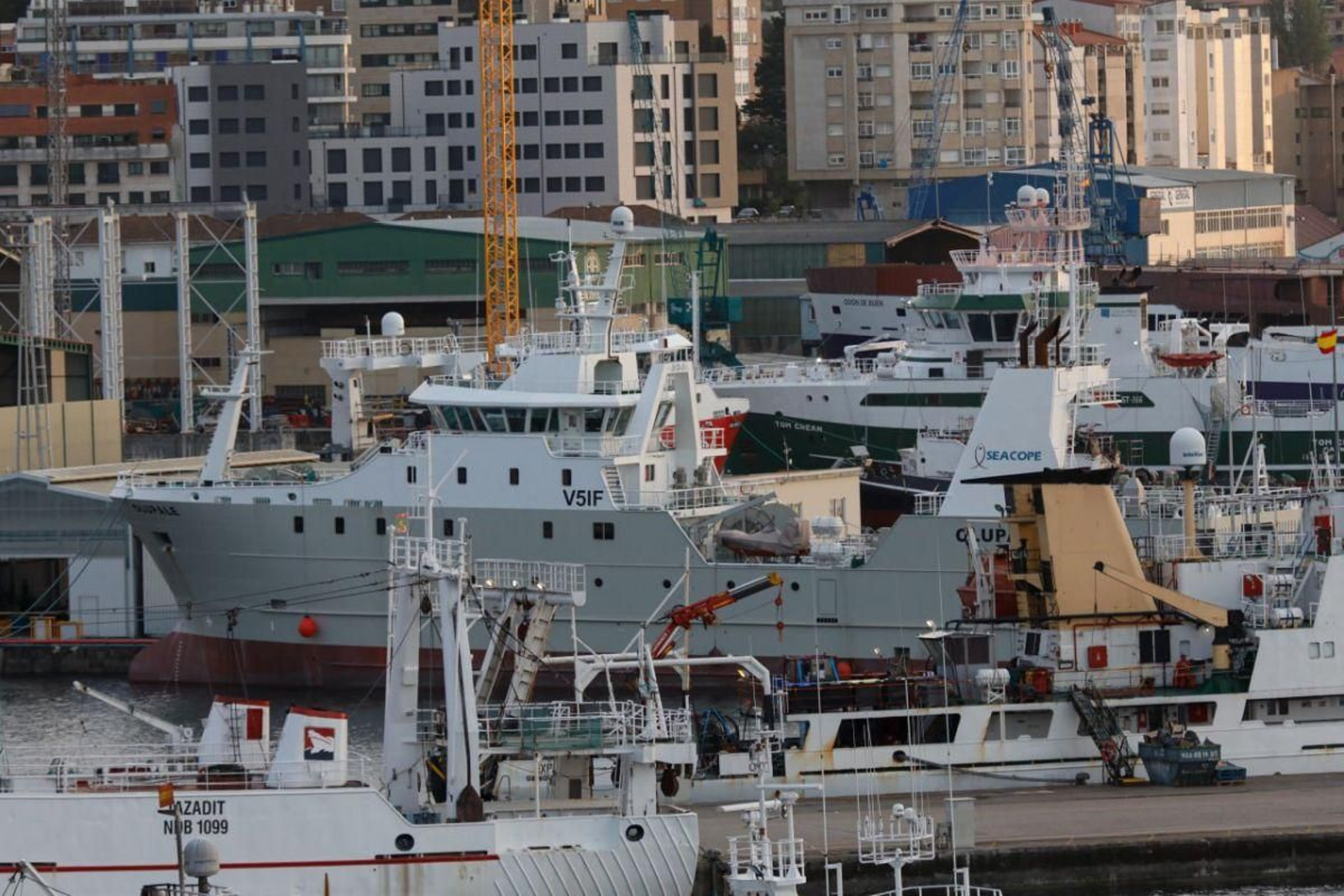 Barcos pesqueros de gran altura amarrados en el muelle de Beiramar.