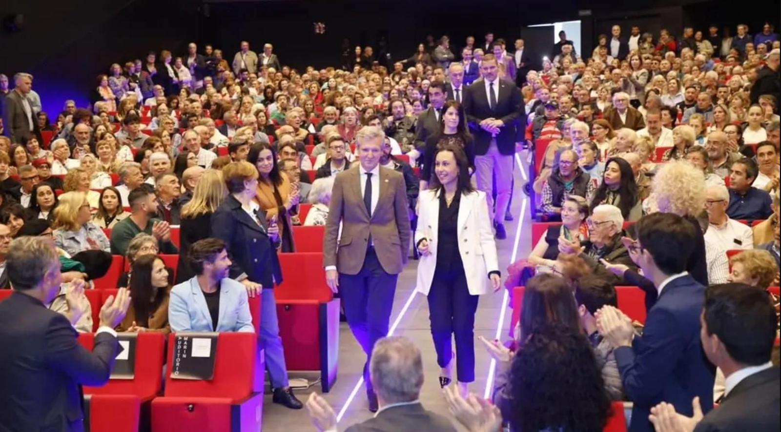 Alfonso Rueda y María Ramallo en el pasillo central del auditorio durante su inauguración.