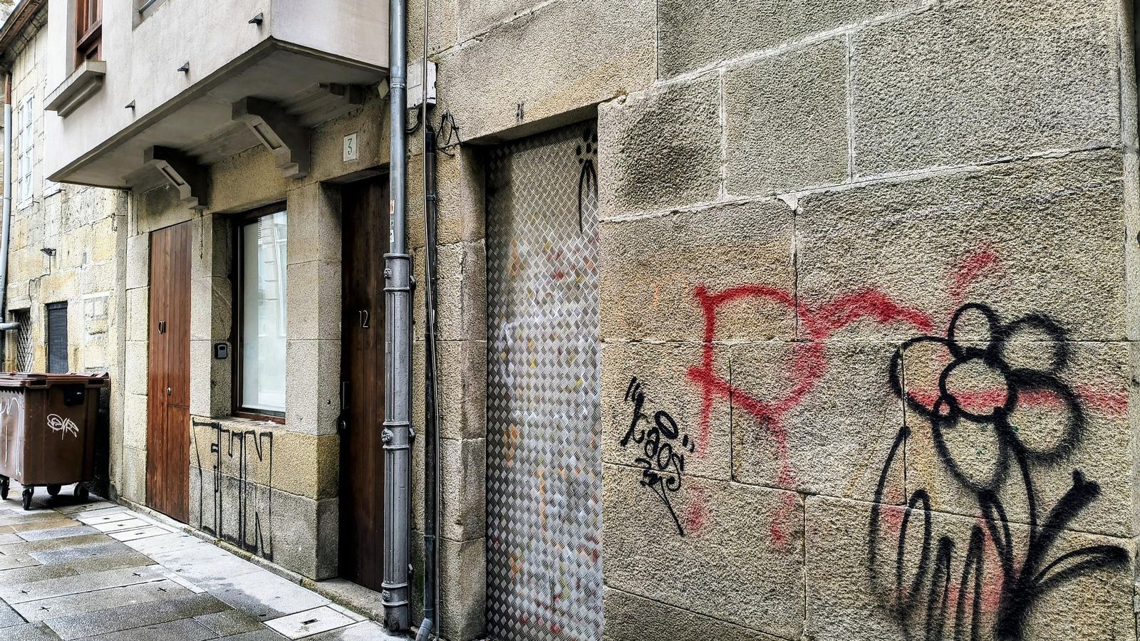 Daños en la fachada de una vivienda situada en la rúa Tetuán.