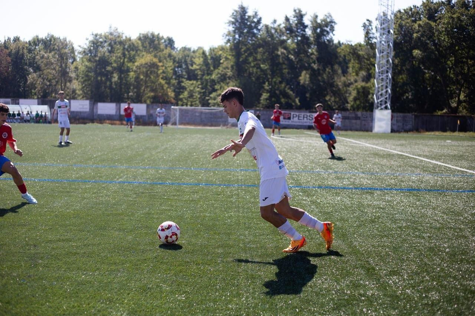 Uno de los jugadores del Pabellón Juvenil listo para golpear el balón
