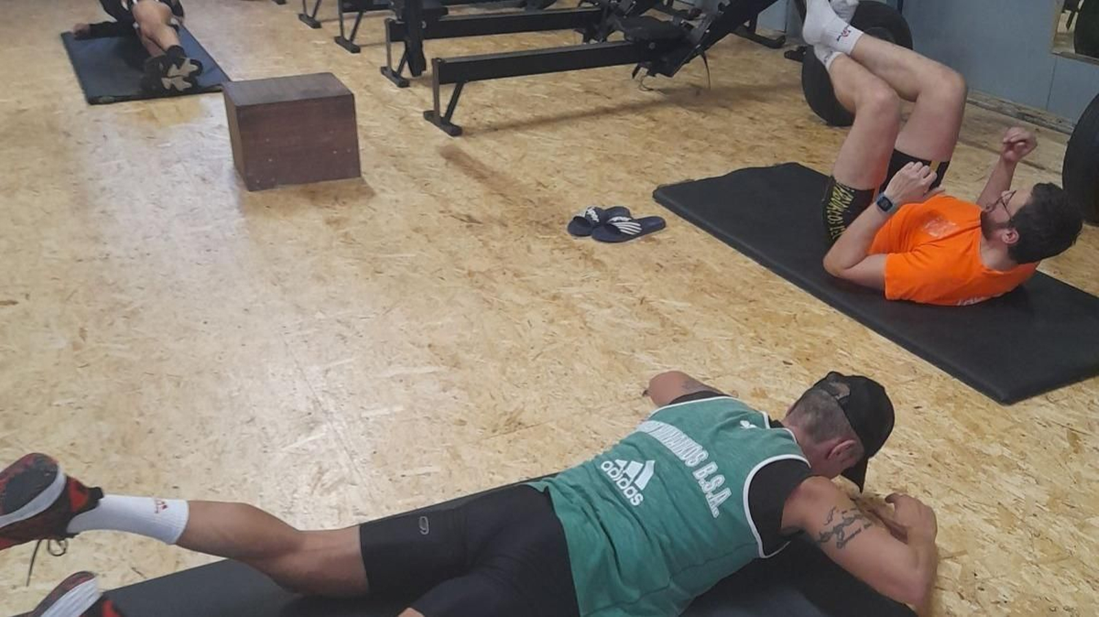 Tres remeros del grupo de veteranos realizan ejercicios en la instalación de Cesantes.