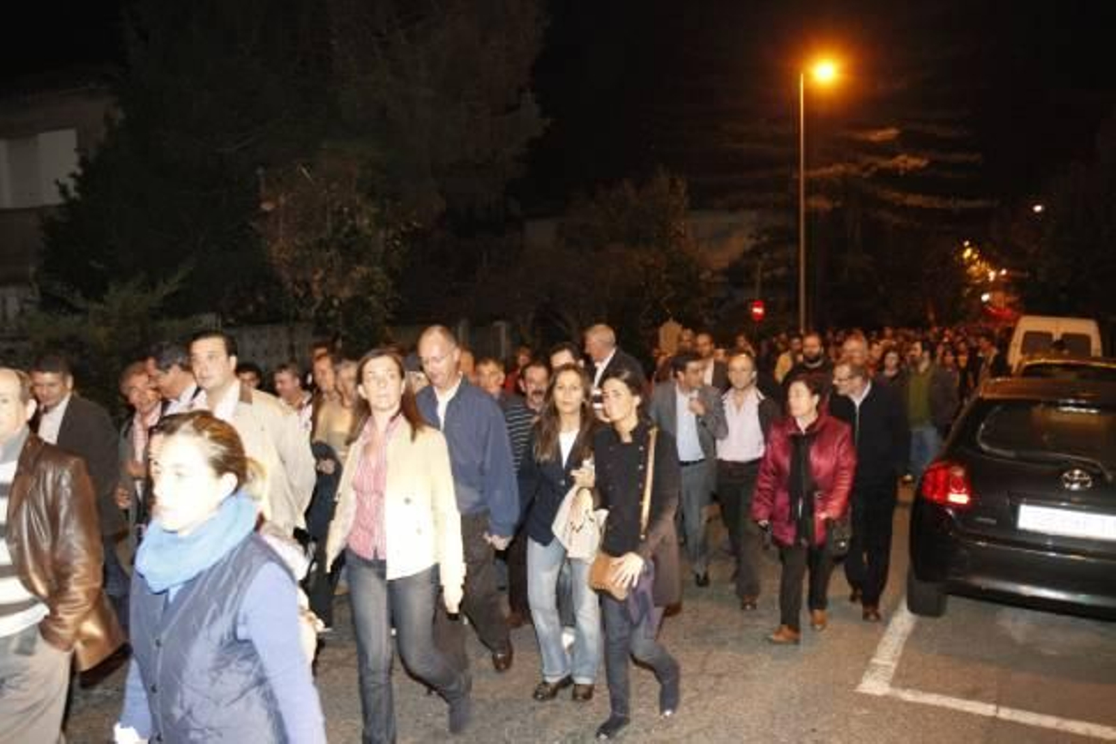 Muchos políticos locales se sumaron a la marcha por la tarde de apoyo a Vulcano junto con los ciudadanos.