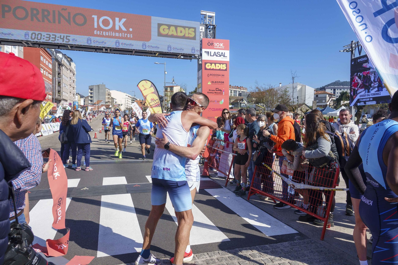 Galería | Pequeños y mayores se divierten en la 10K de Porriño