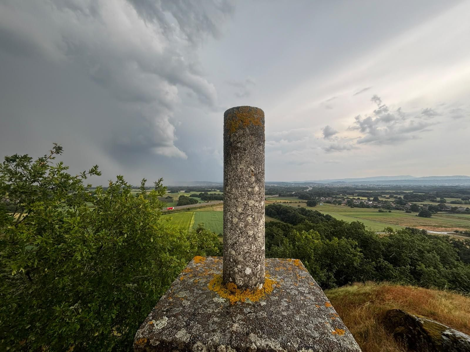A tormenta sobre a serra de San Mamede vista dende a Torre do Castro (Sandiás)