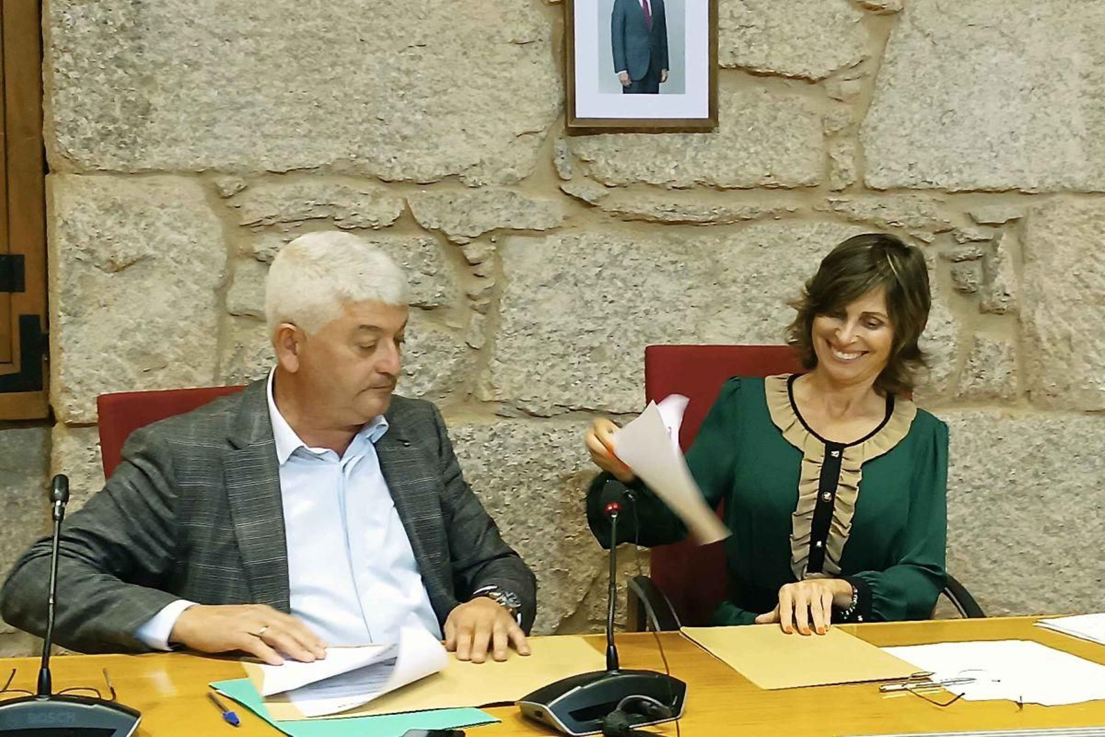 Nava Castro por el PP, y Juan Carlos Carrera por ACiP, firmando ayer el Pacto de Gobirno para Ponteareas.