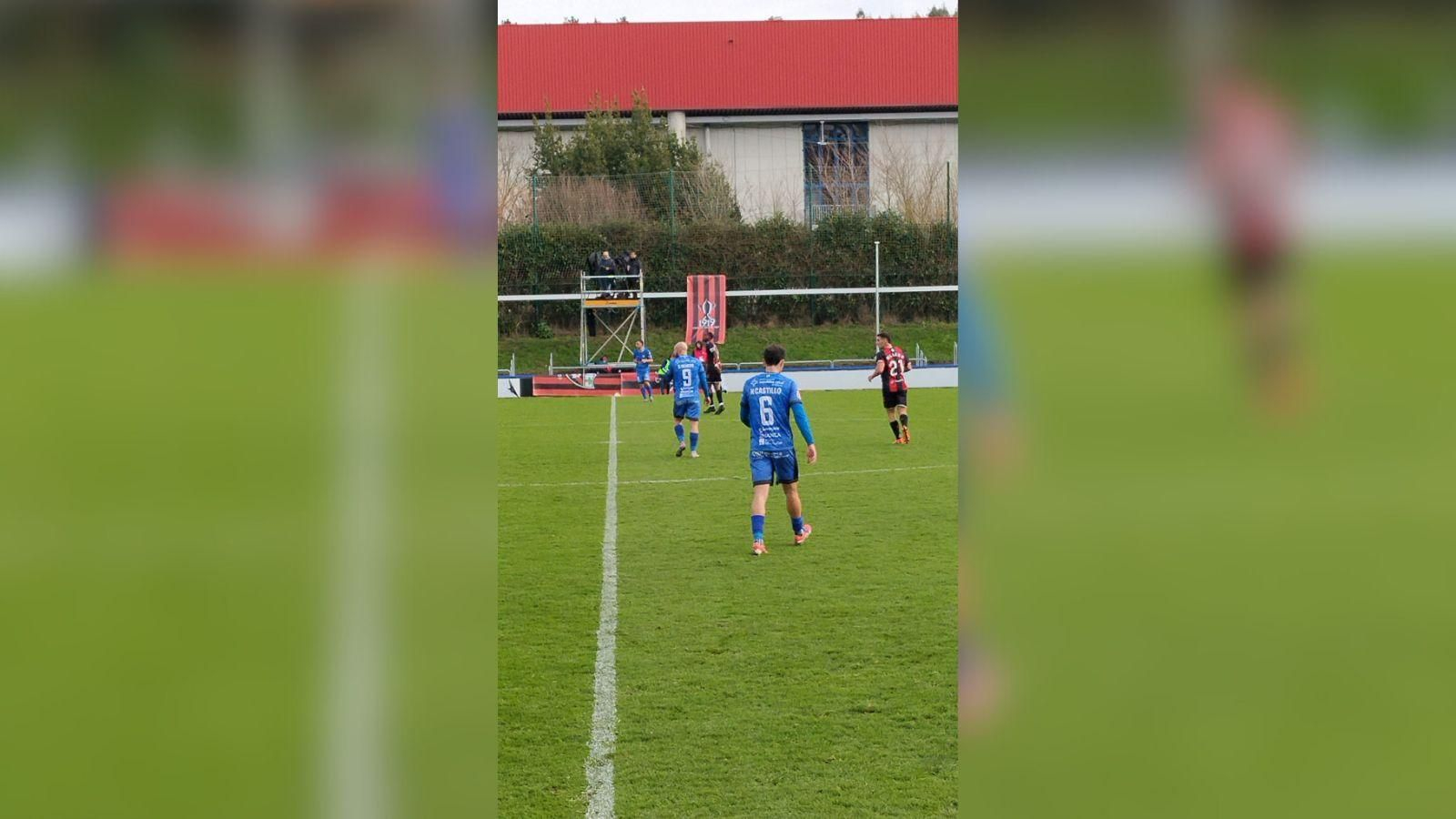 Sergio Benito y Nacho Castillo durante el encuentro en Fadura ante el Arenas de Getxo.