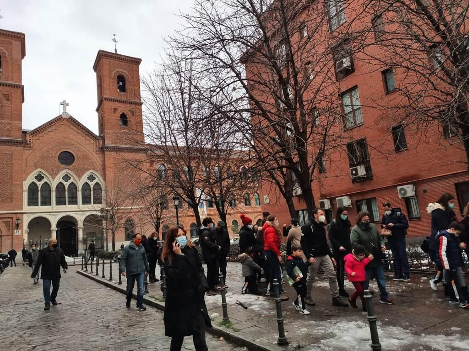 Una fuerte explosión en la calle Toledo de Madrid hunde varias plantas de un edificio15