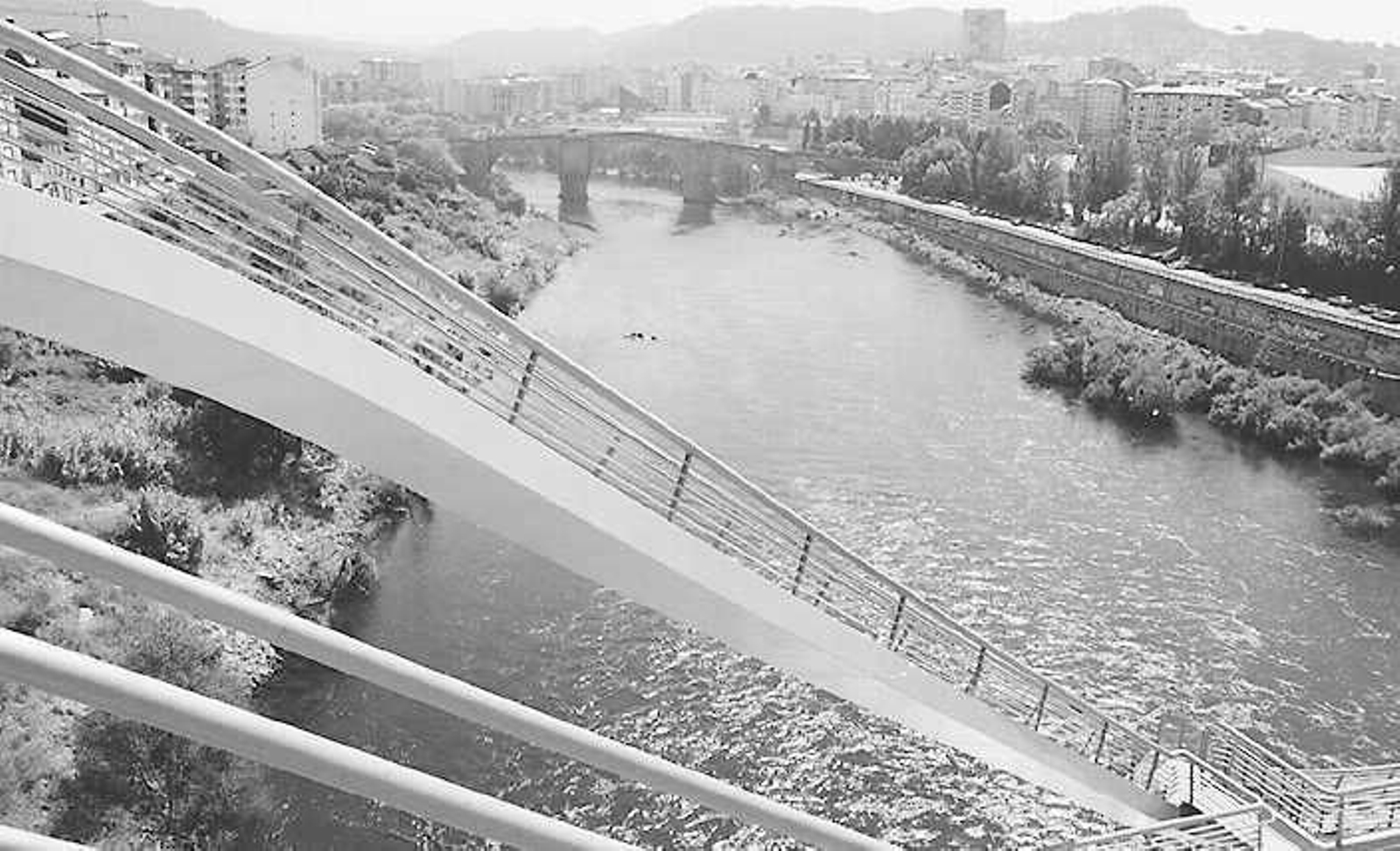 La construcción del emblemático Puente del Milenio hace 25 años cambiaba el skyline de Ourense, en fotos