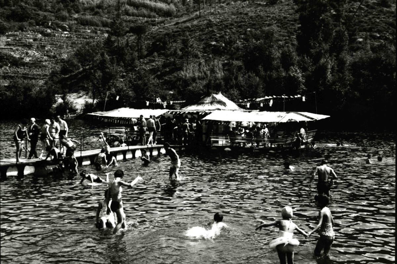 Bar flotante sobre el Miño. 
Foto de archivo La Región.