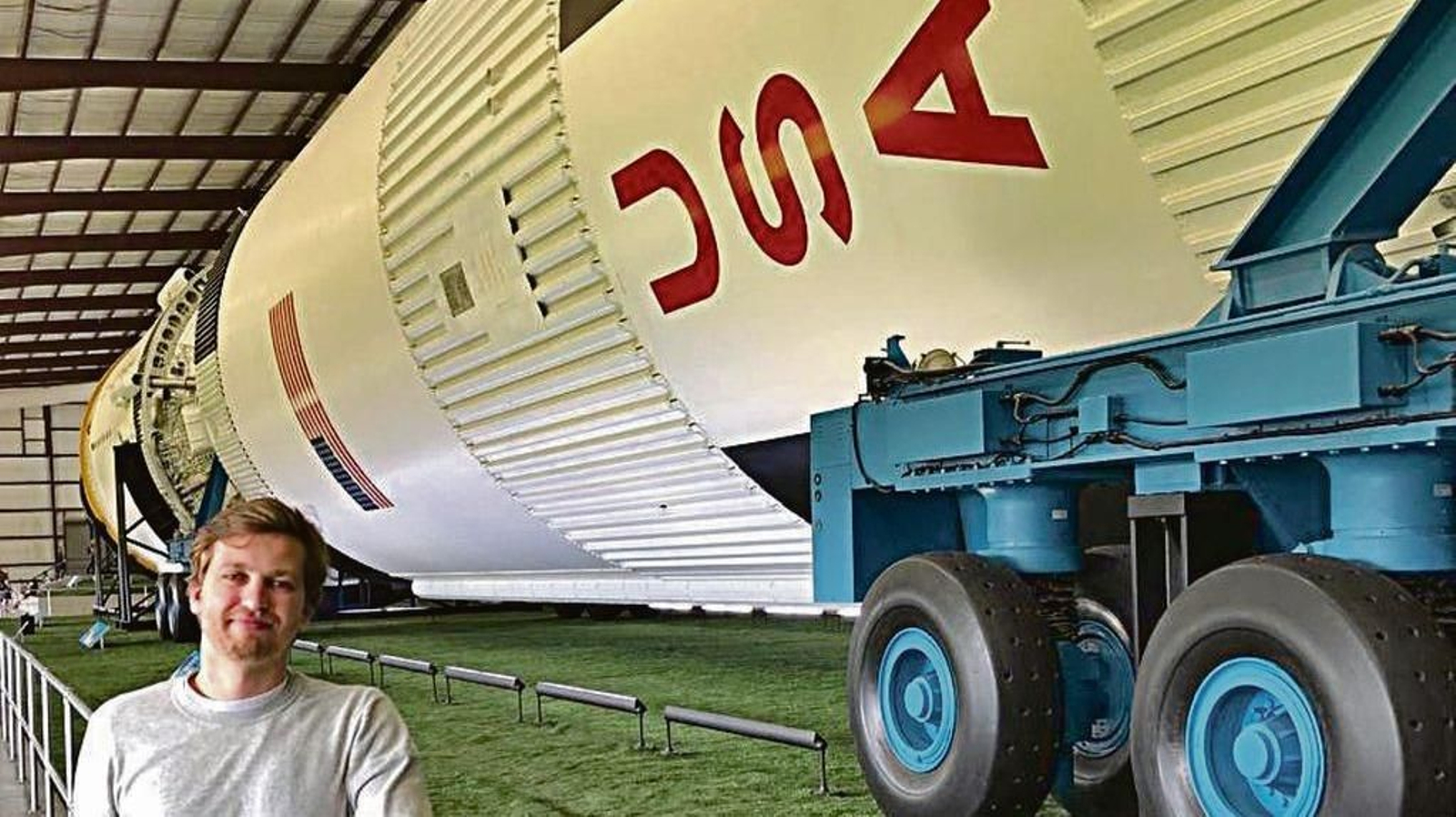 Andrés Dono, junto con un cohete estadounidense.