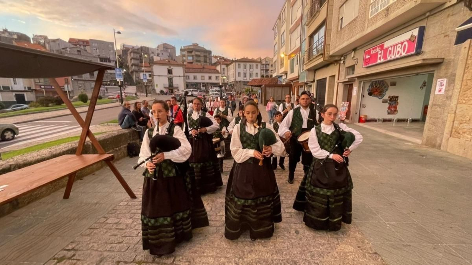El grupo tradicional de gaitas A Boalleira camino de la carpa en el puerto guardés.