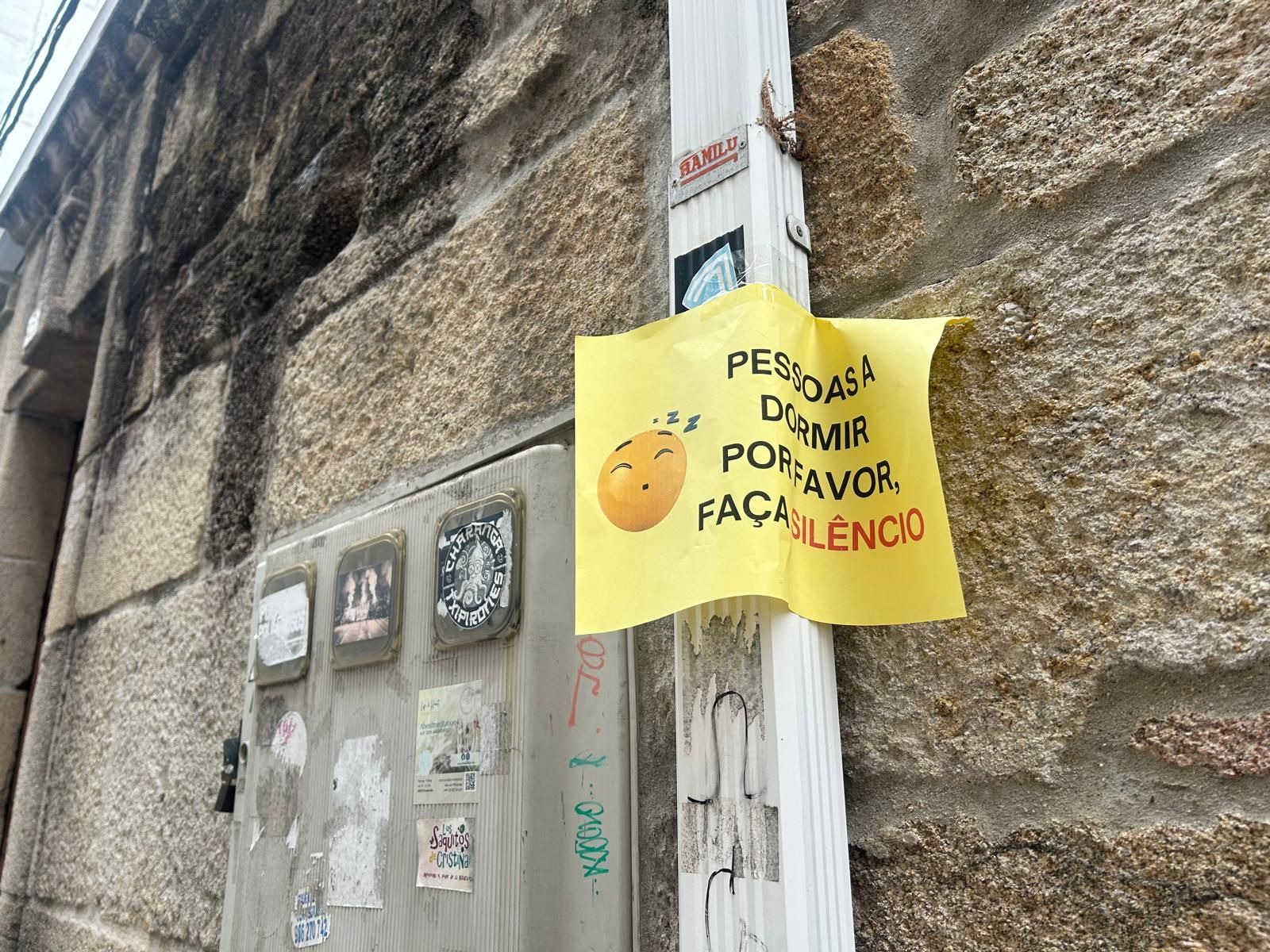Imagen de uno de los carteles, en portugués, pidiendo silencio para dormir.