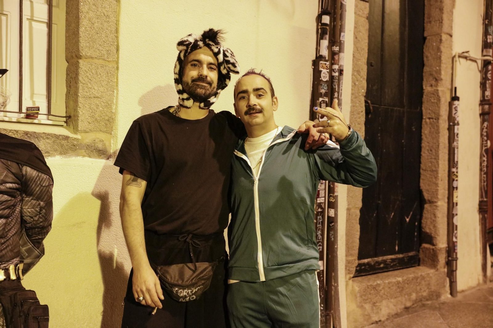 Galería | La ciudad respira Entroido en todas sus calles a la espera del desfile