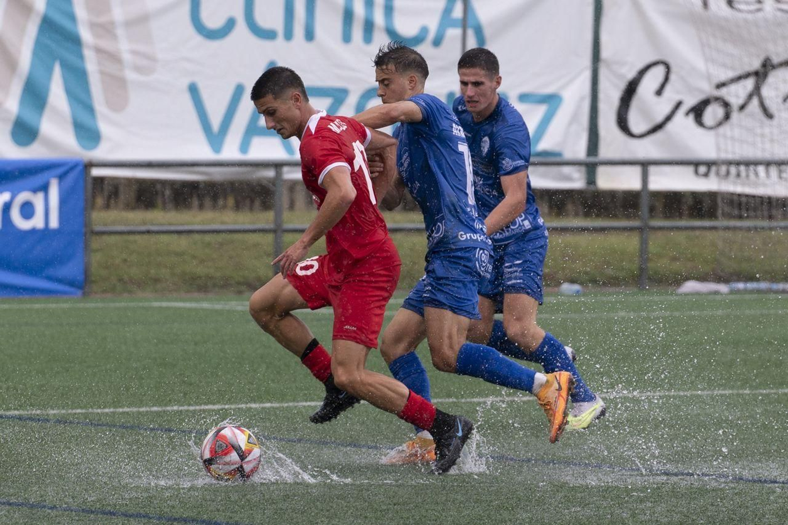 Partido del Ourense CF ante el Marino de Luanco en Oira (Foto: Martiño Pinal).