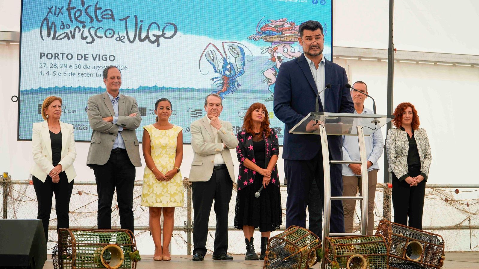 Juan López de Acopevi durante la inauguración en la que también estuvieron Caballero, Marta Villaverde, Carlos Botana, entre otros.