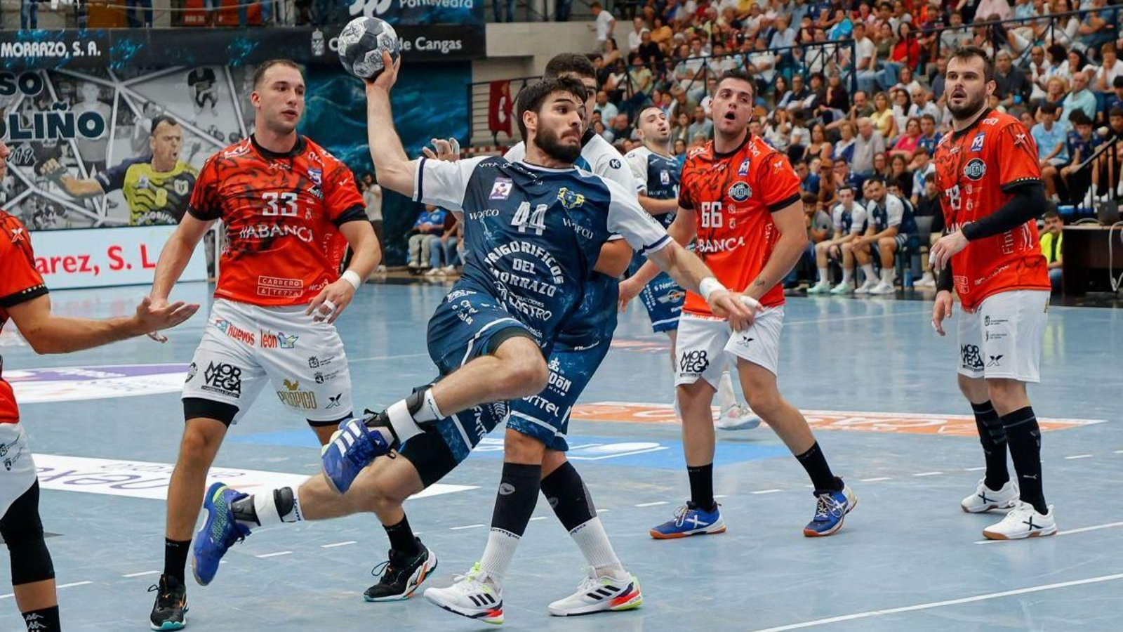 Santi López, que esta misma semana celebró su renovación con la escuadra canguesa, lanza a portería en un partido de esta temporada.