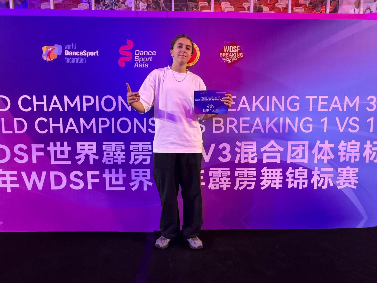 MiniAli celebra la cuarta plaza lograda en el mundial youth de break dance.