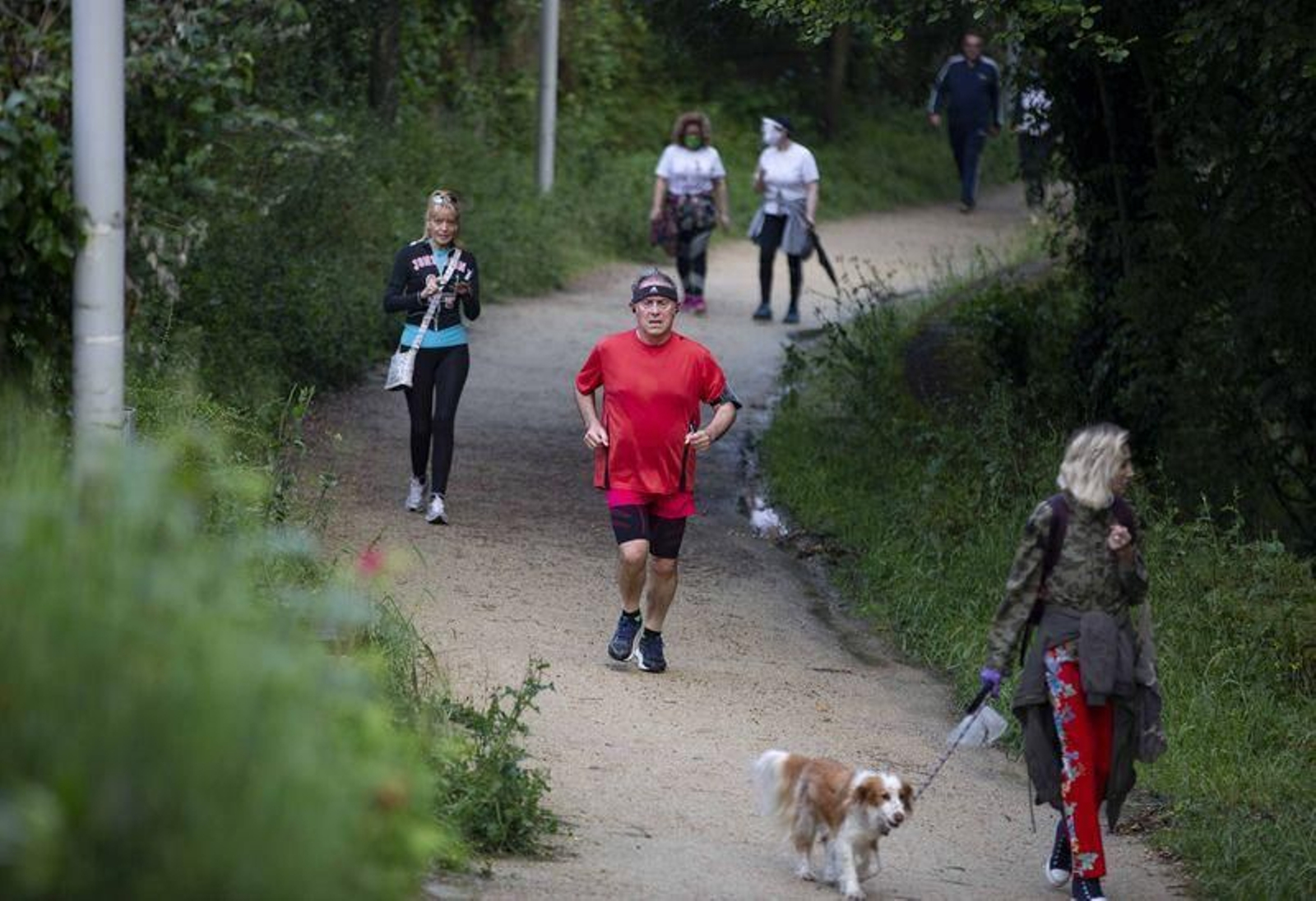 Varios de los "runners" y andarines que salieron en la jornada de ayer a hacer deporte por distintas zonas de la ciudad (XESÚS FARIÑAS).