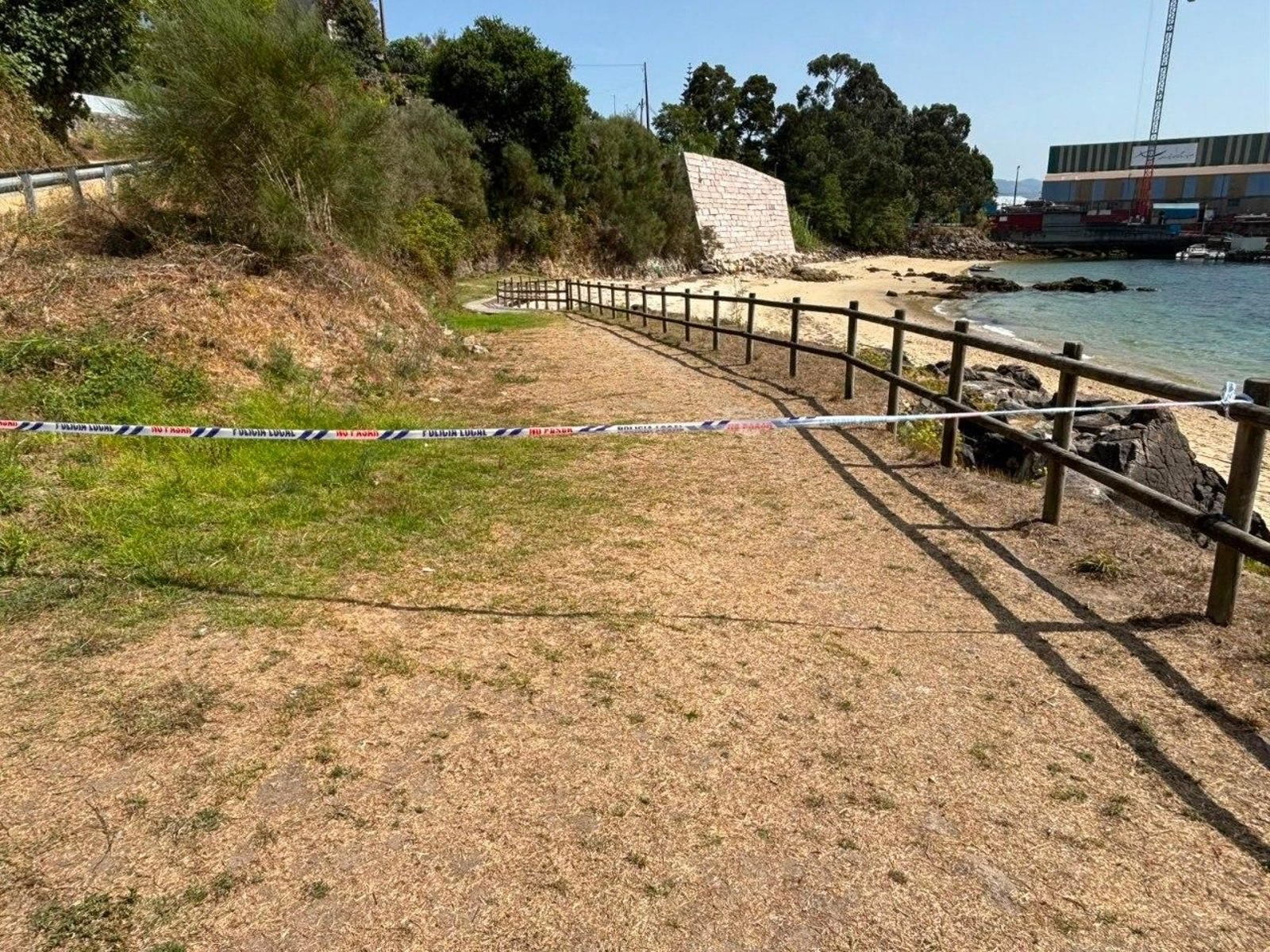 La playa de O Con precintada por la Policía Local.